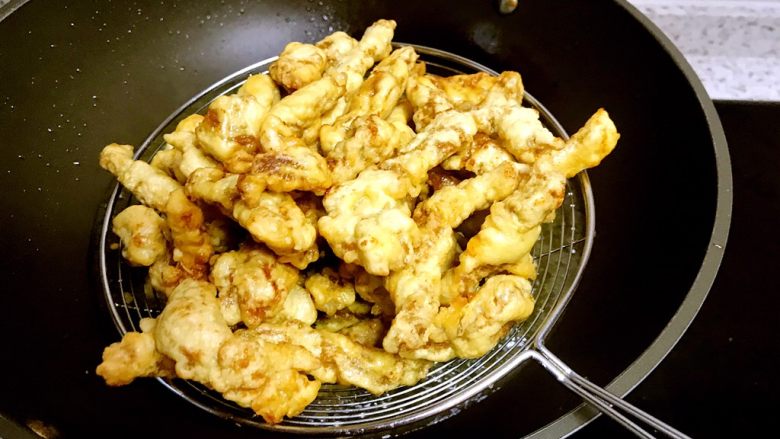 糖醋里脊,炸至黄亮色,捞出控油备用