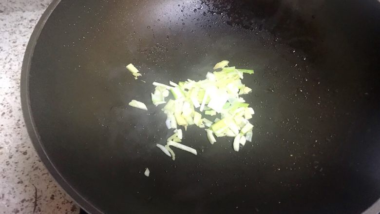 糖醋里脊,起油锅,放入葱姜蒜,炒香