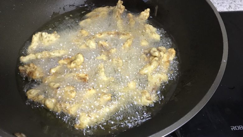 糖醋里脊,调大火,油开复炸里脊肉条,时间要短,一分钟左右