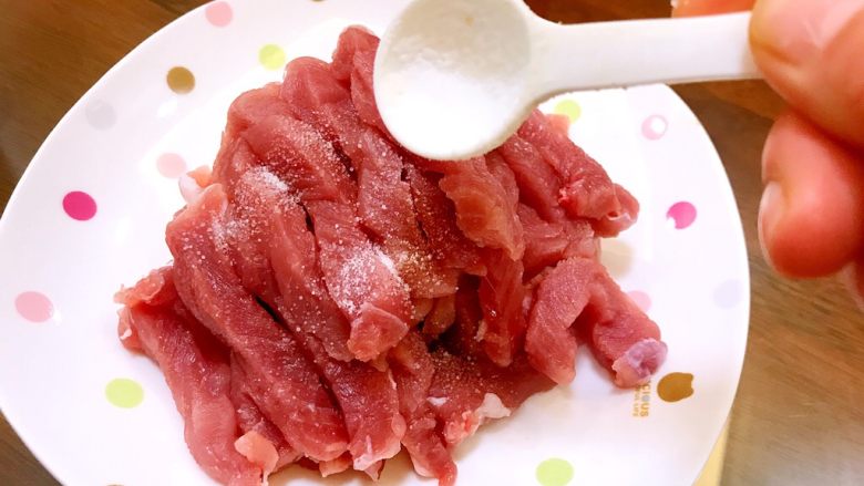 糖醋里脊,撒上盐,抓匀入味5分钟
