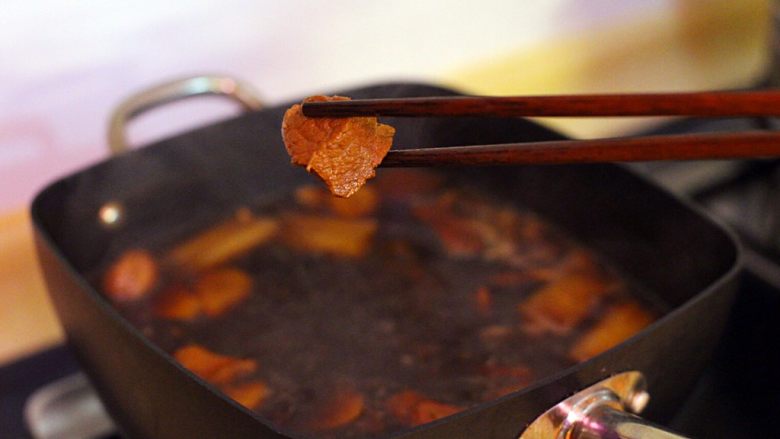 陕西小吃—肉夹馍,此时牛肉已酱好,这是酱好的牛肉,是不是闻到了香味。