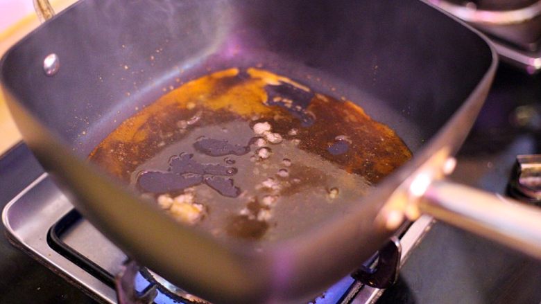 陕西小吃—肉夹馍,冰糖开始融化后转小火,熬出焦糖色即可。