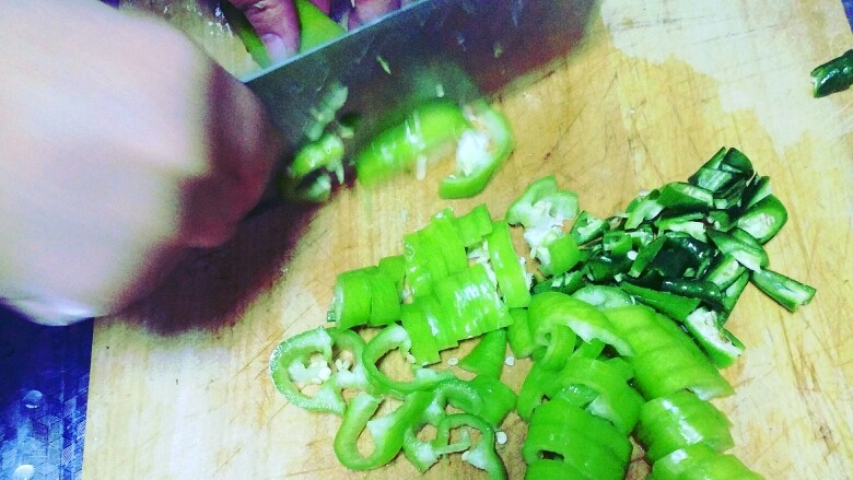 辣椒爆炒纳豆(超简单超健康),青椒和尖椒都切碎,样式随心情😁