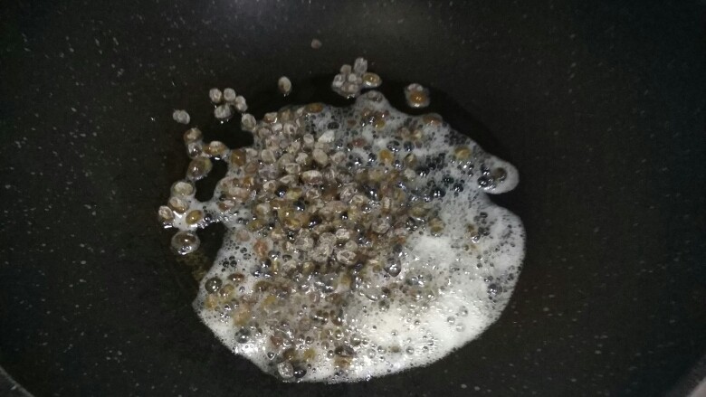 辣椒爆炒纳豆(超简单超健康),热锅放油,改小火,随即放入纳豆翻炒