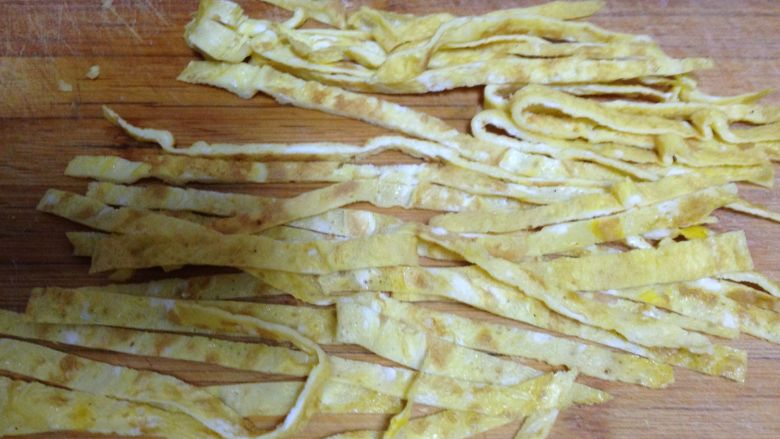 宫灯虾球,再切成丝,作为宫灯的灯穗。