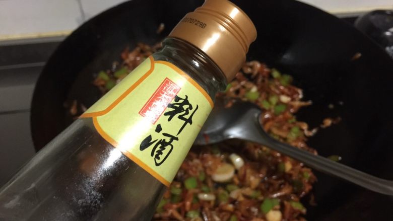 炒小河虾,加入料酒