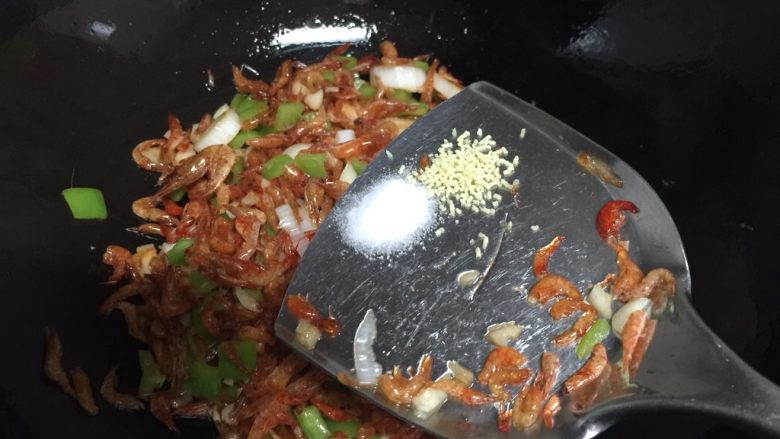 炒小河虾,加入适量盐和鸡精(我的小河虾本身是没有盐味)