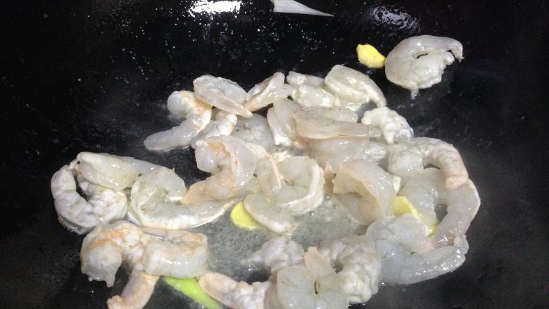 宫灯虾球,炒锅倒入适量食用油,然后放入虾仁翻炒,待颜色变红之后盛出备用