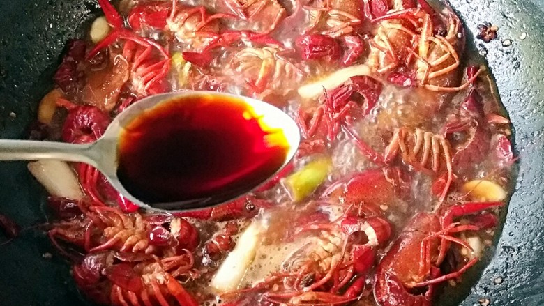 麻辣小龙虾,大火烧开后转中火,加2勺<a style='color:red;display:inline-block;' href='/shicai/ 135354'>味极鲜酱油</a>和适量的盐(咸淡可以自己尝一下掌握)盖上盖子焖煮一下。
