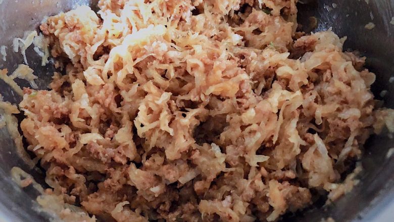 萝卜丝烙饼,把炒好的肉末虾皮和萝卜丝拌匀，适当的加一些<a style='color:red;display:inline-block;' href='/shicai/ 847'>香油</a>提香，不喜欢<a style='color:red;display:inline-block;' href='/shicai/ 847'>香油</a>味道的，可以省去。
