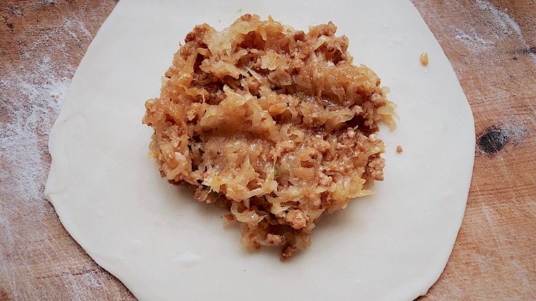 萝卜丝烙饼,在面皮中间放入馅料。