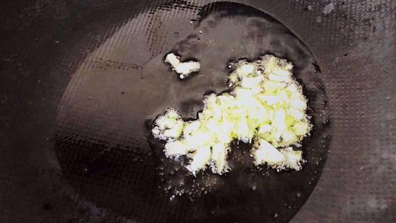萝卜丝烙饼,热锅凉油,油温升到5成热时,放入大葱爆香。