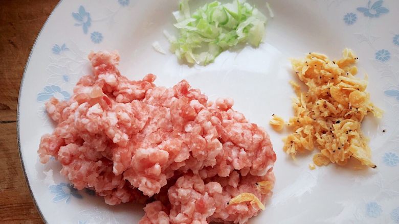 萝卜丝烙饼,肉末要肥肉相间,<a style='color:red;display:inline-block;' href='/shicai/ 138'>大葱</a>切末,泡好的虾皮切碎。