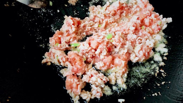 萝卜丝烙饼,放入五花肉末翻炒。