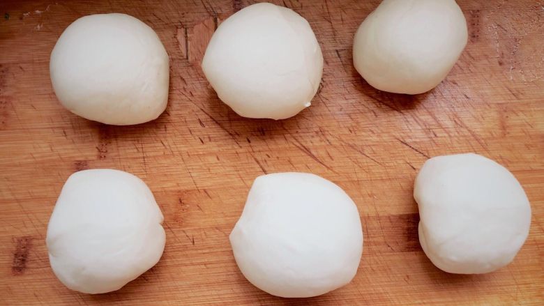萝卜丝烙饼,醒好的面团,平均分成6个剂子。