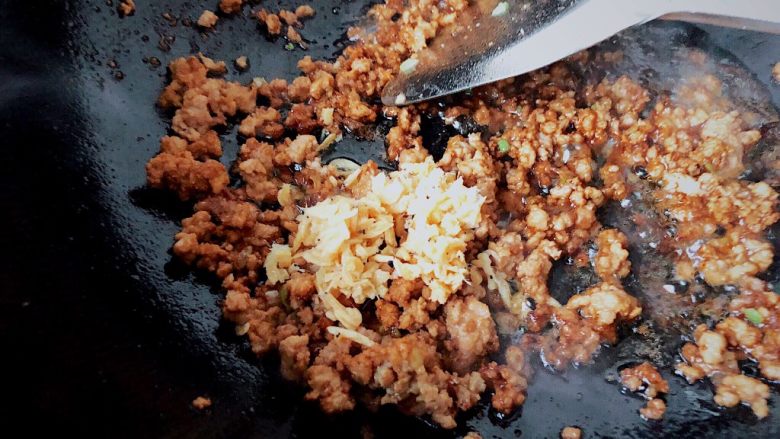 萝卜丝烙饼,最后加入虾皮,翻炒几下盛出备用。