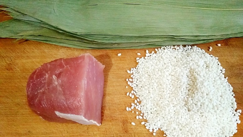 鲜肉粽子,准备食材。糯米要选择圆粒的,因为圆粒糯米比长形糯米更有粘性也更糯,口感也更好。