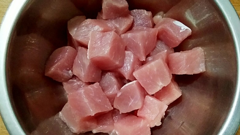 鲜肉粽子,<a style='color:red;display:inline-block;' href='/shicai/ 4430'>里脊肉</a>洗净切2立方厘米的小块,一块重约7-8克的样子。