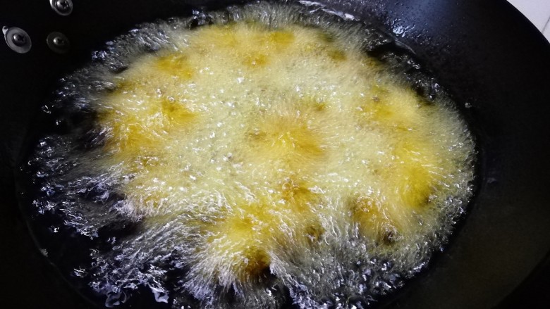 秘制油炸肉丸,肉丸不要重叠,铺满油锅为止,但油一定要盖过肉丸
