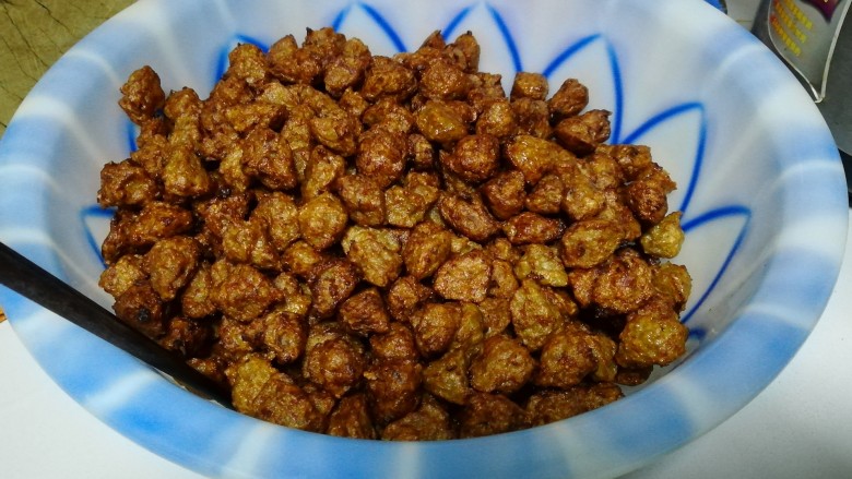 秘制油炸肉丸,炸完一批再炸一批,前面沥好油的肉丸倒入无水的干净大盆里