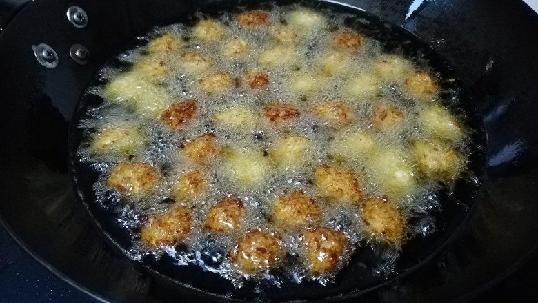 秘制油炸肉丸,不停翻面,直到肉丸炸至金黄
