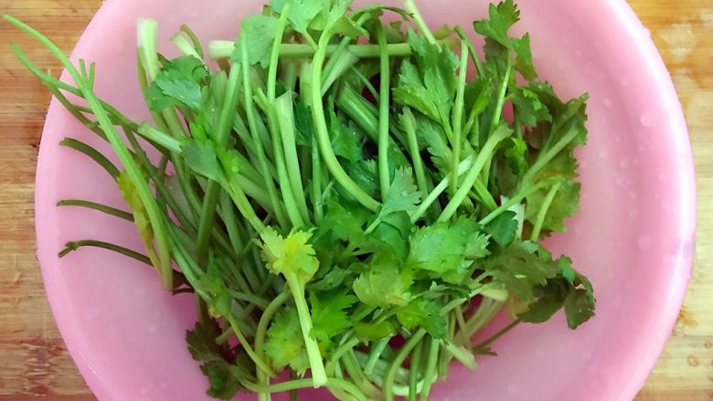 香芹胡萝卜辣椒炒鸡蛋,<a style='color:red;display:inline-block;' href='/shicai/ 167'>香芹</a>摘洗干净,嫩的叶子可以留一些