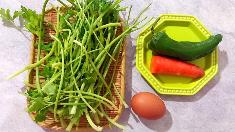 香芹胡萝卜辣椒炒鸡蛋,首先我们准备好所有食材