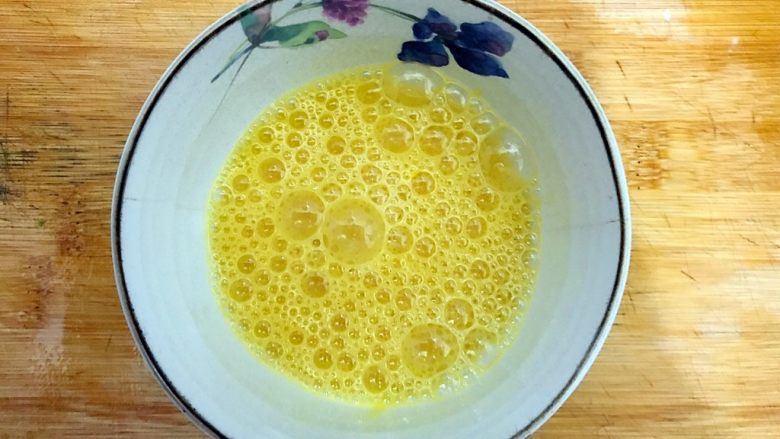 香芹胡萝卜辣椒炒鸡蛋,搅拌均匀,备用