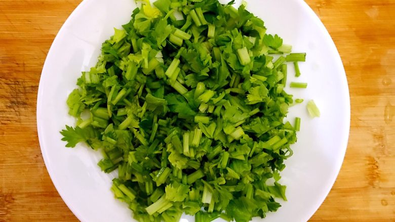 香芹胡萝卜辣椒炒鸡蛋,全部切好,控干水分,备用