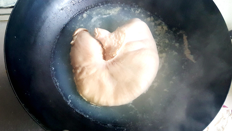 暖心又暖胃》》猪肚鸡,猪肚洗净后,放在水里汆水五分钟,随后捞出,洗净。