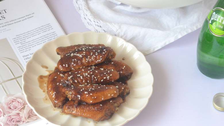 可乐鸡翅,出锅后撒芝麻装饰