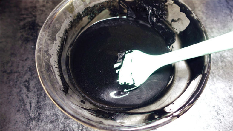 竹炭奶油卷,.翻拌均匀,将竹面糊过筛两遍,成品更加柔软,组织更为细腻。