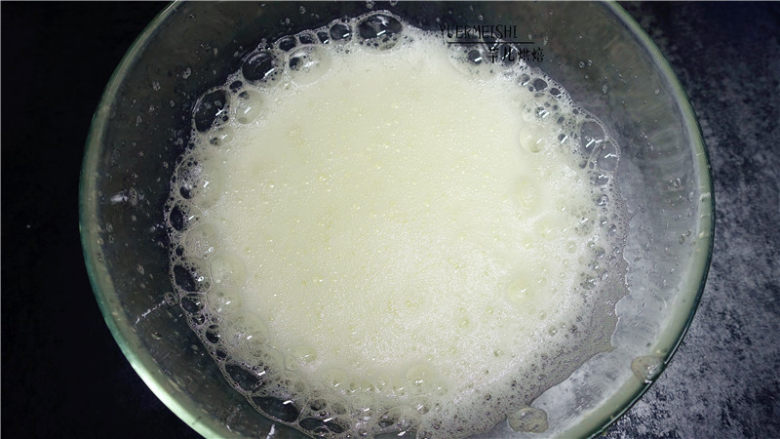 竹炭奶油卷,蛋白里滴几滴白醋或柠檬汁,搅打至鱼眼状,分三次加入白糖,继续搅打。