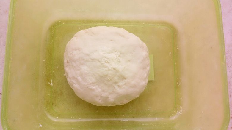 椰蓉小面包,中种材料混合揉至无干粉,放保鲜盒密封放冰箱冷藏17-20小时。