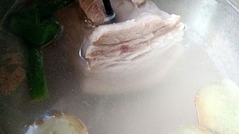 农家小炒肉,大火煮开,转小火煮至筷子刚能插进就行。