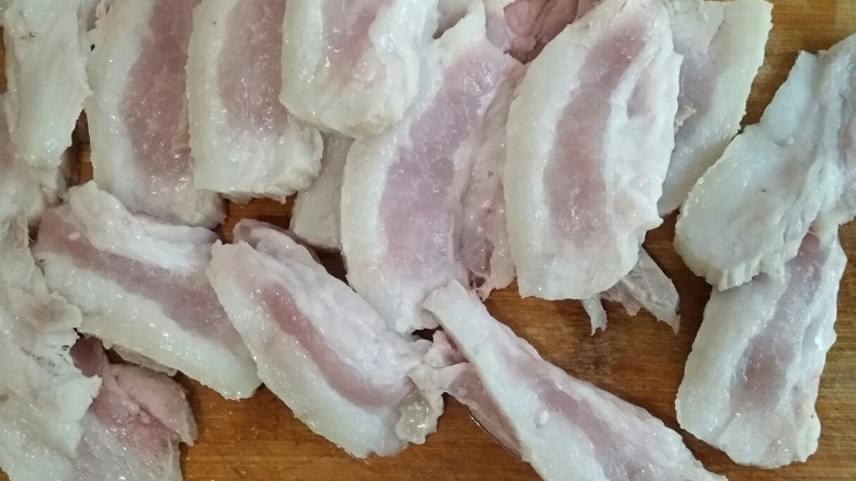 农家小炒肉,煮过的五花肉沥水捞出,晾凉,切片(尽量切薄)。