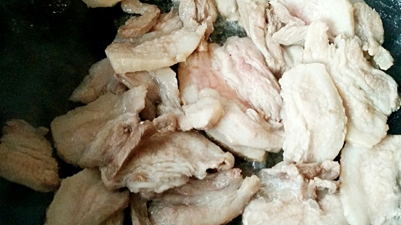农家小炒肉,锅中少量油(一定少放,煸炒五花肉的过程中,五花肉会被煸出很多油),放入切好的五花肉片煸炒至微微发黄。