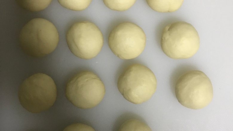 广式面点—叉烧包,平均分成15个面团滚圆,每个40克左右