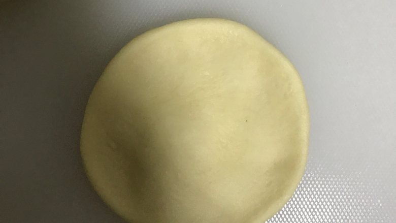 广式面点—叉烧包,取一个面团压扁,擀成中间厚两边薄的皮