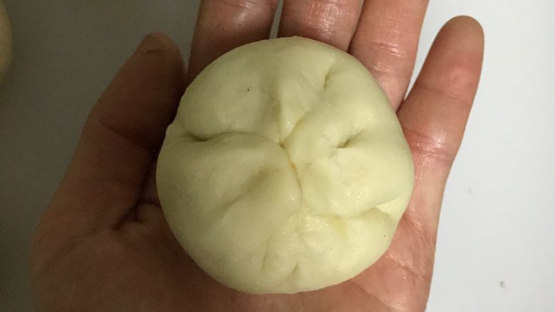 广式面点—叉烧包,包入馅料收口,不用象包包子那样捏褶,只要捏紧就可以了