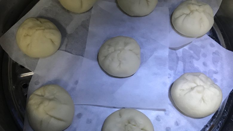 广式面点—叉烧包,先将蒸锅里的水烧一下,然后关火放入包子,利用余温醒发20分钟。