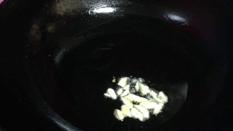 素菜也美味――韭菜蛋干炒薄脆,热锅凉油放入蒜碎炒出香味