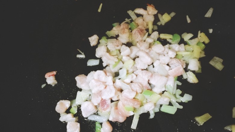 蔬菜香菇猪肉粥,下肉丁大火炒,放点料酒去腥