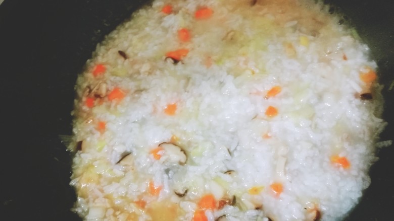 蔬菜香菇猪肉粥,菜炒熟后转小火,放适量盐,然后将粥倒入,搅拌。煮3分钟左右