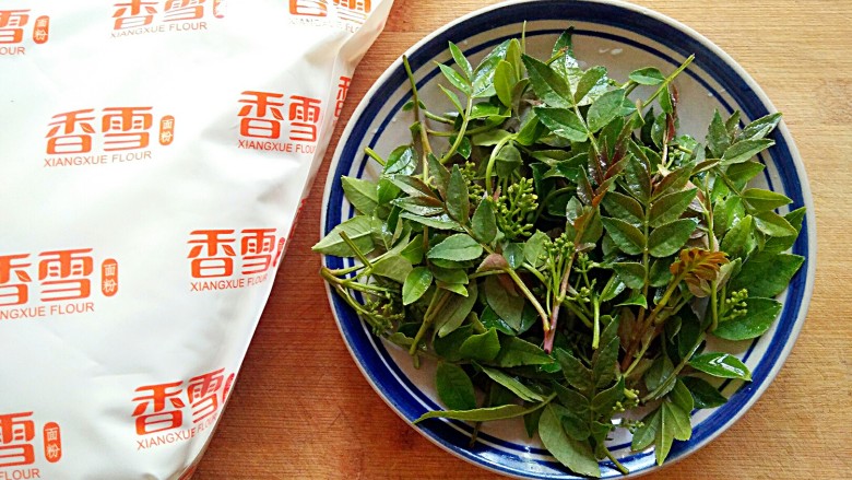 香脆花椒叶,准备食材,洗净的花椒嫩叶,裹炸粉。