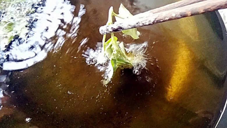 香脆花椒叶,锅中放宽油,待烧至5成热时,将挂糊的花椒芽逐个放入锅内。