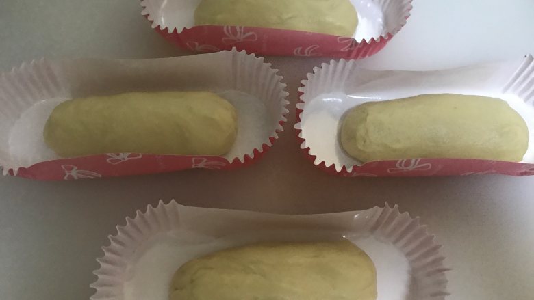 香葱培根芝士面包,搓成长条放入热狗纸托或者模具都可以,38度左右发酵至1.5倍大