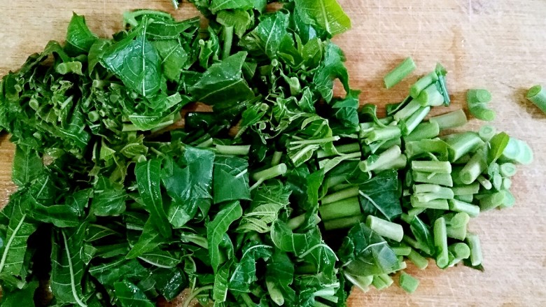 香椿拌豆腐,香椿芽沥水捞出,晾凉切成小段。