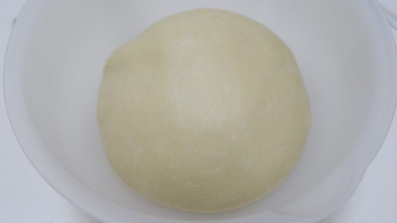 炼乳毛毛虫面包,揉好的面团滚圆,放入容器盖上保鲜膜。25-28温度下发酵至2-2.5倍大