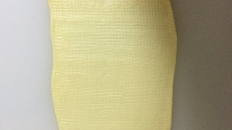 炼乳毛毛虫面包,取一个面团擀成长方形